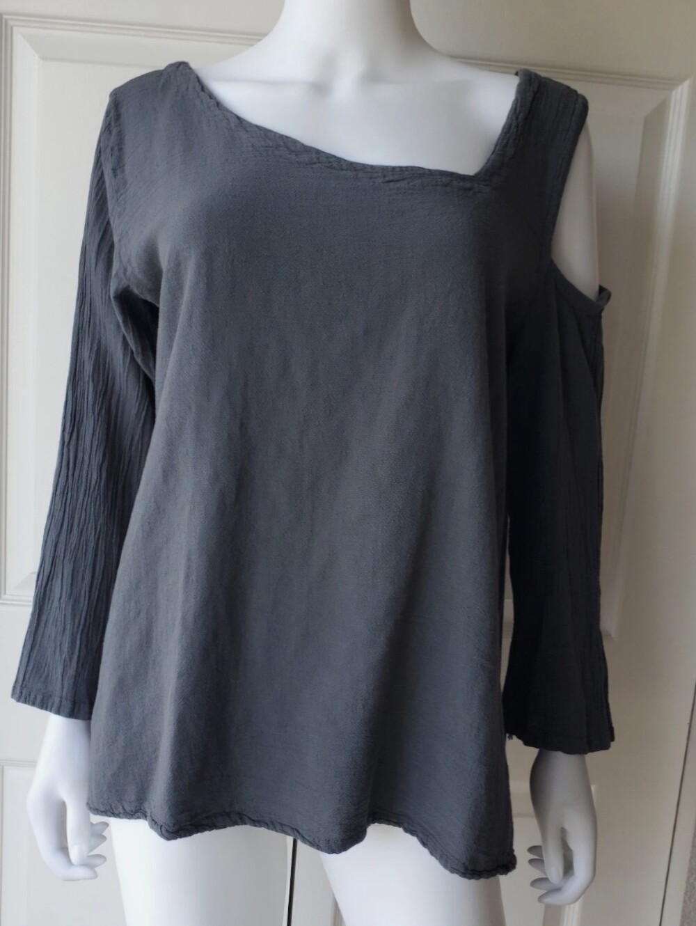 NWT Oh My Gauze! Drift Cold-Shoulder Long Sleeve Top in Graphite Size 2